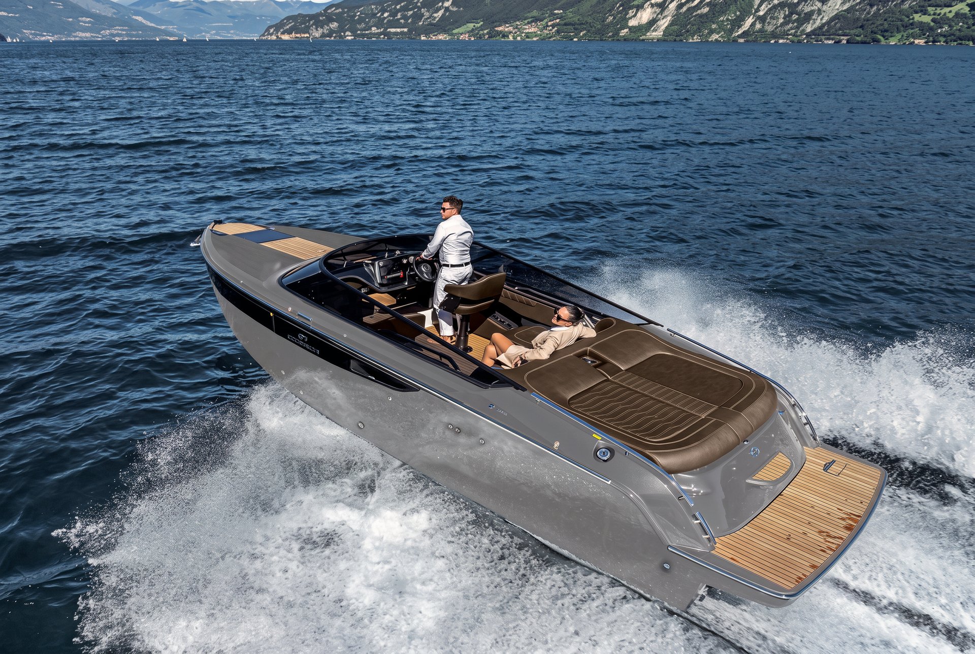 Cranchi E26 Classic in planata con le montagne del lago all'orizzonte